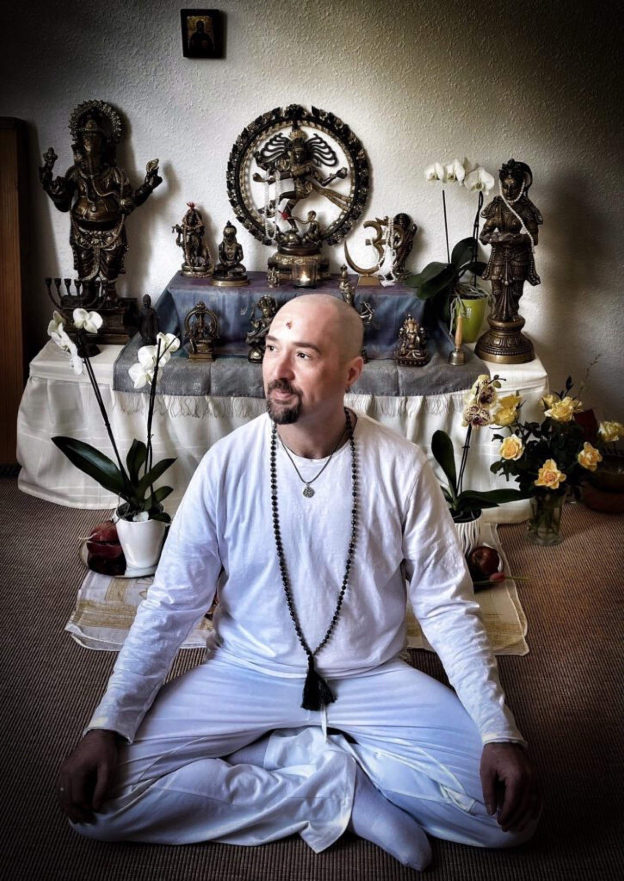 Christian Koban in ruhiger Yogahaltung